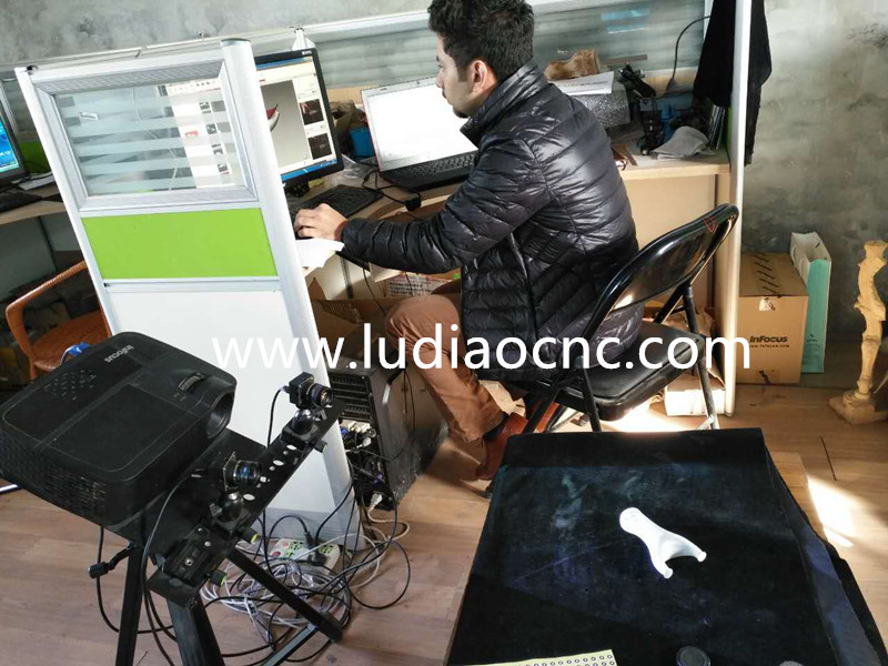 沙特客戶在學(xué)習(xí)三維立體掃描儀，掃描鞋楦專(zhuān)用