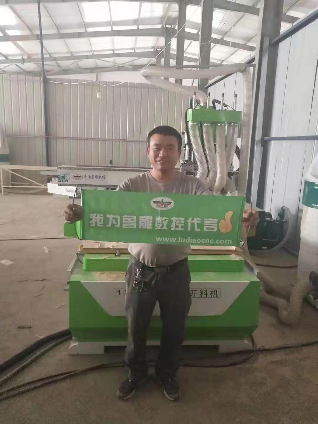 四川客戶采購(gòu)我廠板式家具生產(chǎn)線