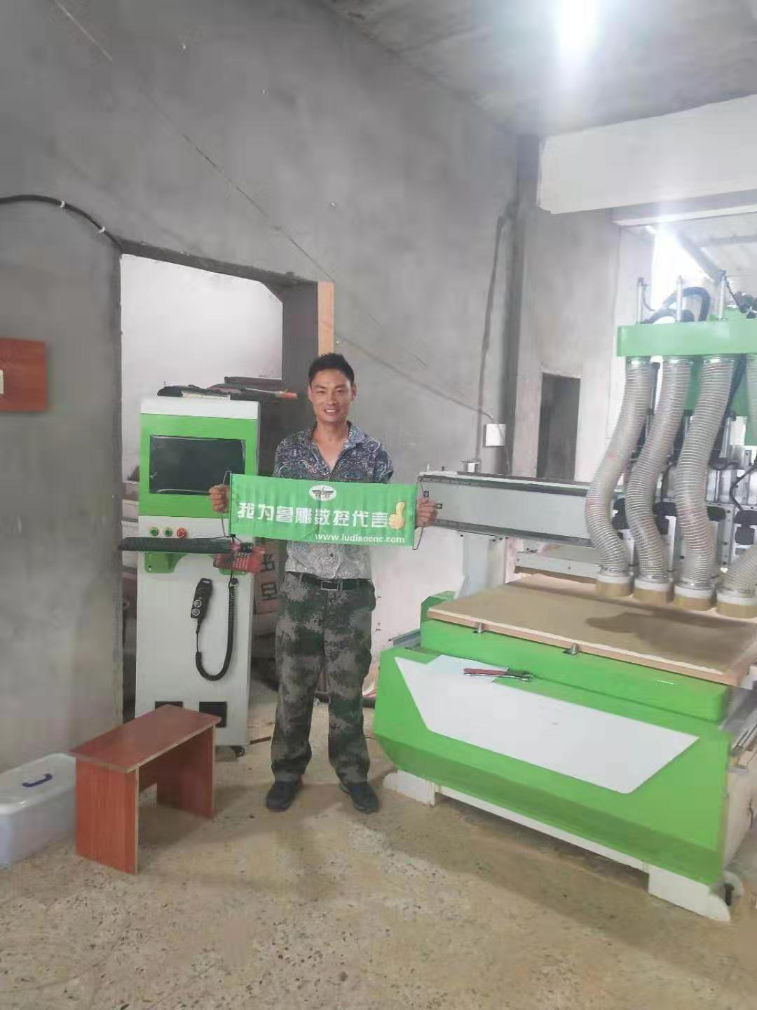 溫州客戶采購(gòu)我廠板式家具生產(chǎn)線